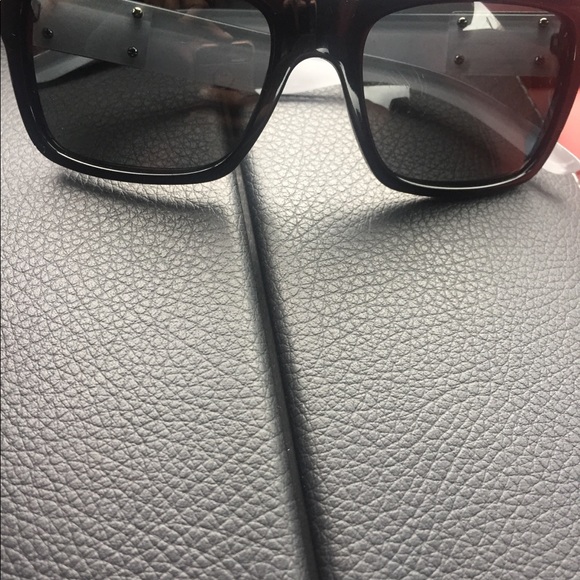 Burberry sunglasses main image 4